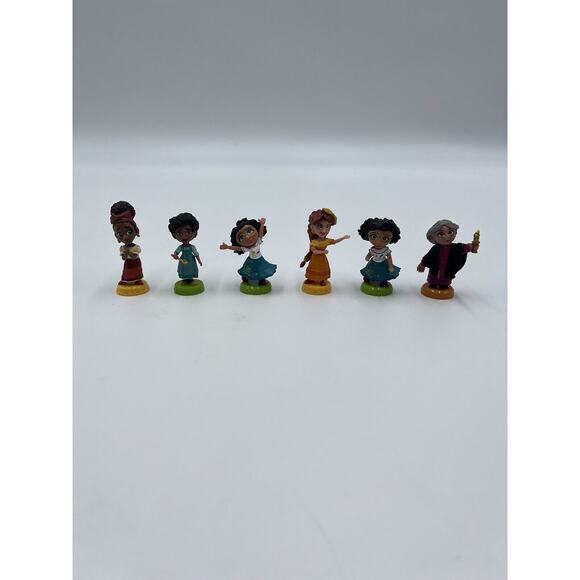 DISNEY ENCANTO MADRIGAL FAMILY 24 Days Of SURPRISES 6 FIGURES - Picture 1 of 7